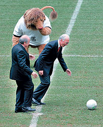 А львы в Германии будут сосать лапу... Фото: REUTERS