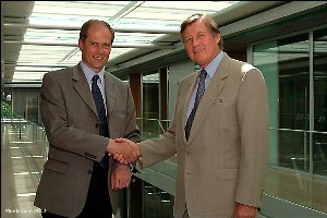 Новый директор-распорядитель УЕФА Ларс-Кристер Ольссон (слева) вместе со своим предшественником Герхардом Айгнером (©uefa.com)