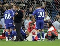 Рыбку окружили медики после окончания матча с Реалом.