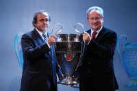 Президент УЕФА Мишель Платини передает кубок Лиги чемпионов мэру Мюнхена Кристиану Уде (http://ua.championat.com)