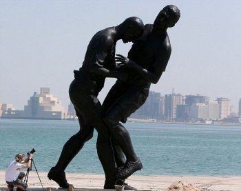 В Катаре установили статую, посвященную стычке Зидана и Матерацци (http://dynamo.kiev.ua/0