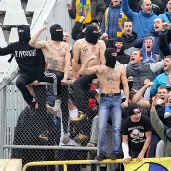 Фанаты "Металлиста", с фашистской символикой, повредили стадион "Ворсклы"