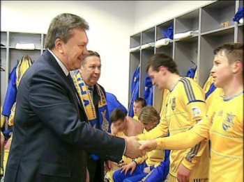 Янукович поздравил сборную Украины с победой над французами (president.gov.ua)