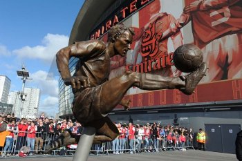 "Арсенал" открыл статую Денниса Бергкампа (http://www.footboom.com/)