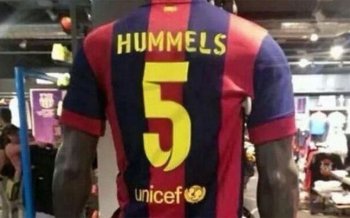 футболки "Барселоны" с фамилией Хуммельса (http://www.footboom.com/)