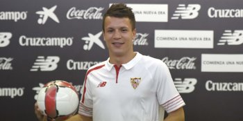 Евгений Коноплянка был официально представлен в качестве игрока "Севильи"