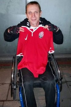 Никита Каменюка подарил свою футболку болельщику-инвалиду