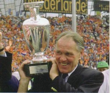 9 февраля родились Ринус Михелс и Гордон Стракан