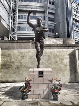 Ширеру установили памятник у стадиона "Ньюкасла"