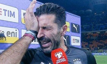Буффон со слезами на глазах сообщил, что провел последний матч за сборную Италии