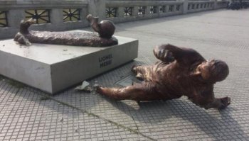Вандалы второй раз за год разрушили статую Месси в Буэнос-Айресе