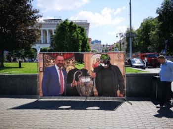 На Майдане установлен коллаж с кубком Лиги чемпионов и Павелко (ФОТО)