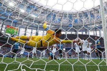 Уругвай – Франция. Гол Варана и ошибка Муслеры выводят Францию в полуфинал. ЧМ-2018