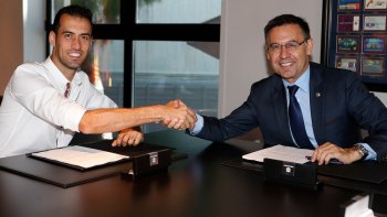 "Барселона" объявила о продлении контракта с Бускетсом