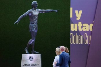 На стадионе "Камп Ноу" представили статую в честь Йохана Кройфа (фото)