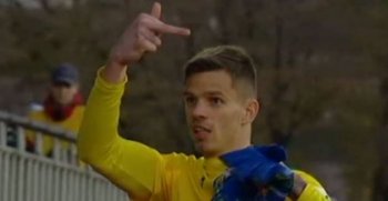 Вратарь "Карпат" показал неприличный жест в сторону фанатов "Мариуполя" (фото)