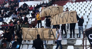 Болельщики "Альбасете" поддержали Зозулю баннером во время матча с текстом "Мы все — Зозуля"